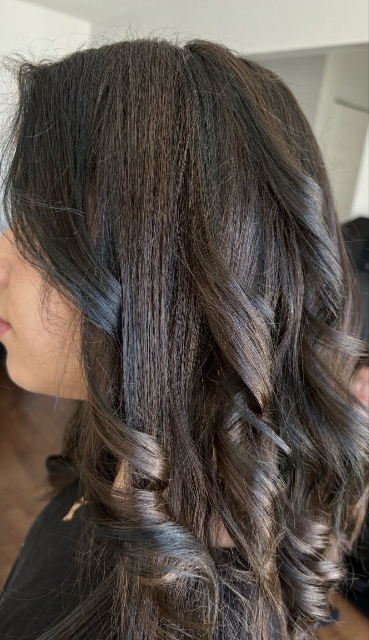 Glossy brunette waves