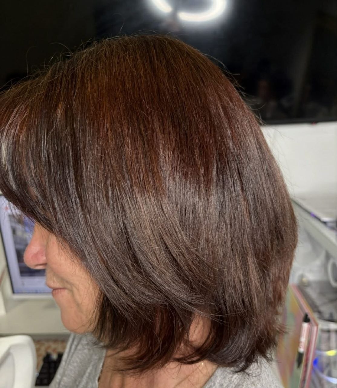 Soft brunette shaped hairstyle finish
